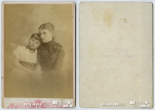 Portret matki z dzieckiem wykonany w atelier fotograficznym, XIX w. Fot. Zakład Fotograficzny I.I. Sołowiejczyka