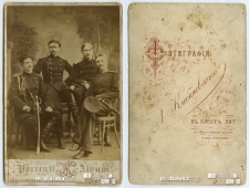 Portret mężczyzn w mundurach wojskowych wykonany w atelier fotograficznym, Brześć, XIX/XX w. Fot. Zakład Fotograficzny Louis Klebanowski