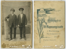 Portret młodych chłopaków wykonany w atelier fotograficznym, Kupiańsk, XX w. Fot. Zakład Fotograficzny Kławdu-Malinowskij