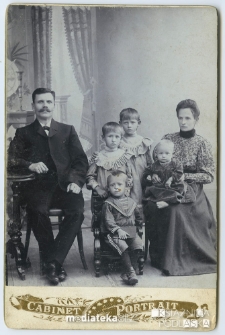 Portret rodziny wykonany w atelier fotograficznym, XIX/XX w.