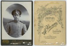 Portret mężczyzny w mundurze wykonany w atelier fotograficznym, Wozneseńsk, XIX/XX w. Fot. Zakład Fotograficzny M. Elman
