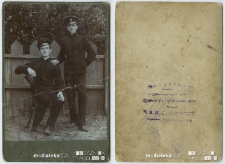 Portret chłopaków w mundurkach wykonany w atelier fotograficznym, XIX/XX w.