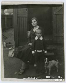 Ignacy Bogdanowicz z mamą Walerią Bogdanowicz, na posesji domu przy ul. Cmentarnej 3, obecnie ul. ks. Grzybowskiego 3, Starosielce, druga połowa lat 30. XX w.