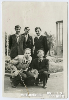 Uczniowie trzeciej klasy Liceum Elektrycznego przed Teatrem Dramatycznym im. Aleksandra Węgierki, ul. Elektryczna, Białystok, lata 50. XX w.