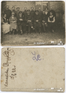 Zdjęcie grupowe przed budynkiem, Starosielce, 16 listopada 1922 r.