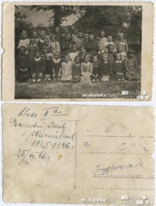 Zdjęcie klasowe w plenerze, Szkoła Powszechna w Starosielcach, 25 czerwca 1946 r.