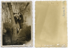 Młodzi ludzie na drzewie nad stawem obok ul. Choroszczańskiej, Starosielce, marzec 1954 r.