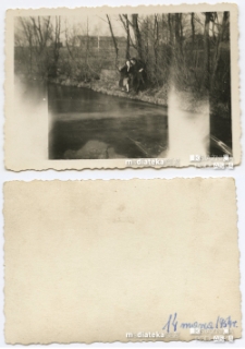 Młodzi ludzie nad stawem obok ul. Choroszczańskiej, Starosielce, marzec 1954 r.
