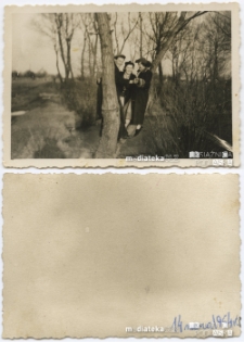 Młodzi ludzie na drzewie nad stawem obok ul. Choroszczańskiej, Starosielce, marzec 1954 r.