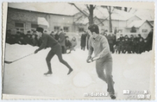 Mecz hokeja na lodzie pomiędzy nauczycielami i uczniami Technikum Kolejowego w Starosielcach 2a, lata 70. XX w.