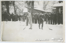 Mecz hokeja na lodzie pomiędzy nauczycielami i uczniami Technikum Kolejowego w Starosielcach 2a, lata 70. XX w.