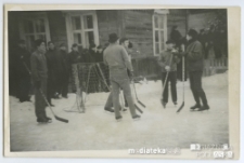 Mecz hokeja na lodzie pomiędzy nauczycielami i uczniami Technikum Kolejowego w Starosielcach 2a, lata 70. XX w.