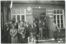 Ryszard Tupalski z uczniami klasy IV Technikum Kolejowego w Starosielcach 2a, 30.04.1982