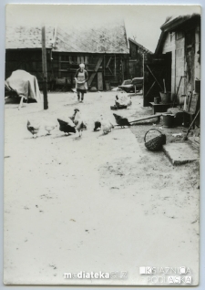 Podwórze domu przy ul. Klepackiej 7, Starosielce, Białystok, lata 50. XX w.