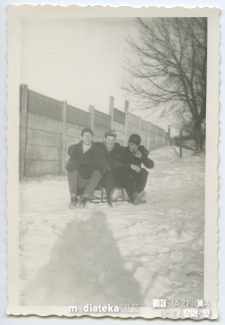 Ryszard Tupalski z kolegami na sankach, Starosielce, Białystok, lata 60. XX w.