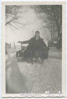 Ryszard Tupalski z kolegami na sankach, Starosielce, Białystok, lata 60. XX w.