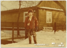Chłopiec przed domem 7, Starosielce, Białystok, lata 80. XX w.