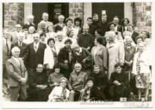 Zdjęcie grupowe na schodach kościoła pw. Świętego Brunona wykonane podczas zjazdu absolwentów gimnazjum i liceum w Giżycku, ul. Pionierska 14, 3.09.1988