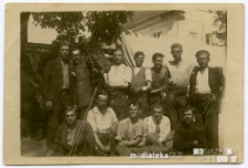 Pocztowcy z Rejonowego Urzędu Telekomunikacyjnego w Białymstoku przed zabudowaniami klasztoru w Supraślu, 6.08.1931