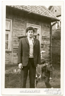 Portret mężczyzny przed domem, ul. Koszykowa 20, Białystok - lata 60. XX w.