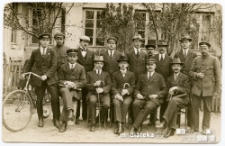 Pocztowcy z Rejonowego Urzędu Telekomunikacyjnego w Białymstoku przed zabudowaniami klasztoru w Supraślu, 1925-38 r.