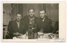 Mężczyźni siedzący przy stole, Białystok - lata 40., 50. XX w.