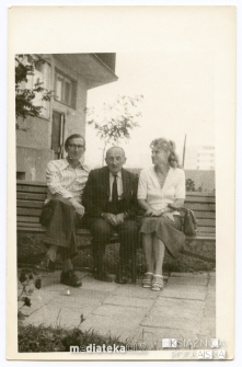 Ludzie siedzący na ławce przed blokiem, Białystok - lata 70. XX w.