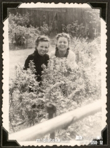 Tatiana Czerewacz z koleżanką w ogrodzie, Białystok - lata 30.-40. XX w.