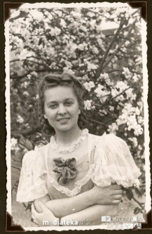 Portret Tatiany Czerewacz w odświętnej sukience, Białystok - lata 30., 40. XX w.