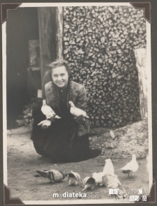 Tatiana Czerewacz z gołębiami, Bojary, Białystok - lata 30., 40. XX w.