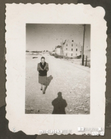 Kobieta idąca drogą, Giżycko, lata 30. 40. XX w.