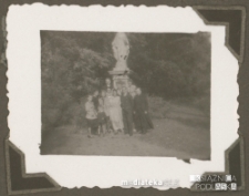 Zdjęcie ślubne z gośćmi pod pomnikiem Matki Bożej, lata 30. 40. XX w.