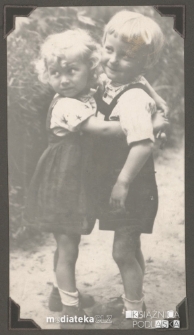 Dzieci pozujące do zdjęcia, Białystok - lata 40. XX w.
