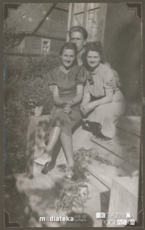 Grupa młodzieży na schodach, Bojary, Białystok - lata 30., 40. XX w.