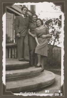 Grupa młodzieży na schodach, Bojary, Białystok - lata 30. XX w.