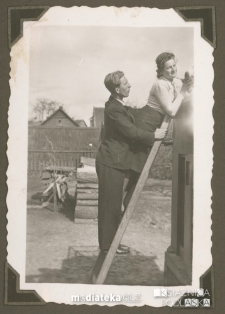 Donat Czerewacz z Marysią Korycińską stoją na drabinie, ul. Koszykowa 25, Białystok - lata 30., 40. XX w.