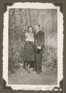 Portret Donata Czerewacza z Marysią Korycińską na podwórzu, ul. Koszykowa 25, Białystok - lata 30., 40. XX w.