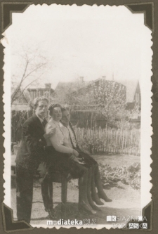 Tatiana Czerewacz z bratem Donatem Czerewaczem i Marysią Korycińską na podwórzu, ul. Koszykowa 25, Białystok - lata 30., 40. XX w.