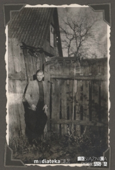 Portret Zbyszka Gilewskiego przy płocie, ul. Koszykowa 25, Białystok - 1939-1944 r.