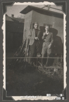 Donat Czerewacz i Zbyszek Gilewski pozują z papierosem, ul. Koszykowa 25, Białystok - 1939-1944 r.