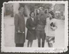 Zdjęcie żołnierza w asyście kobiet i mężczyzny, lata 40. XX w.