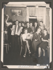 Prywatka w domu Lucyny Sanderackiej, Białystok - osiedle Antoniuk - 1943 r.