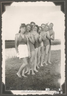 Grupa młodzieży na plaży nad rzeką Supraśl, Sielachowskie (woj. podlaskie), 1942-1943 r.