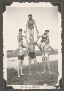 Grupa młodzieży w układzie gimnastycznym na plaży nad rzeką Supraśl, Sielachowskie (woj. podlaskie), 1942-1943 r.