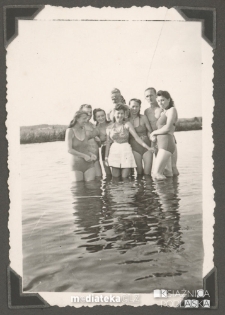 Grupa młodzieży pozuje do zdjęcia stojąc w rzece Supraśl, Sielachowskie (woj. podlaskie), 1942-1943 r.
