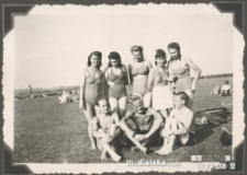 Grupa młodzieży na plaży nad rzeką Supraśl, Sielachowskie (woj. podlaskie), 1942-1943 r.