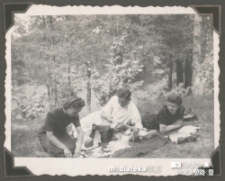 Tatiana Jasińska, Jan Radomski i Irena Topolewicz na pikniku w lesie, Pieczurki lub Jaroszówka, 1943 r.