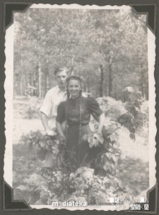 Tatiana Jasińska i Jan Radomski na pikniku w lesie, Pieczurki lub Jaroszówka, 1943 r.