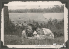 Tatiana Jasińska i Jan Radomski na pikniku w lesie, Pieczurki lub Jaroszówka, 1943 r.