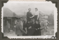 Zdjęcie grupy przyjaciół wykonane podczas okupacji, ul. Koszykowa 25, Białystok - 1939-1944 r.